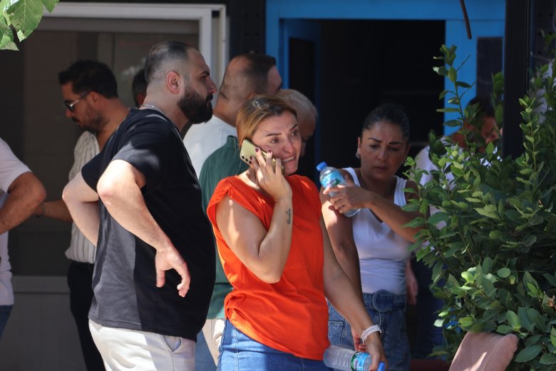 İzmir’de sendika binasından dumanlar yükseldi