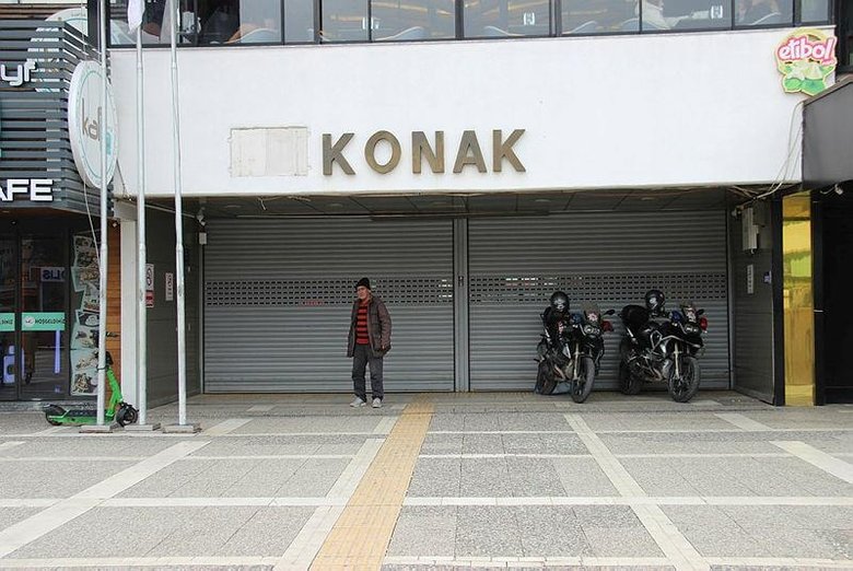 İzmir’de fırtına ağaçları devirdi! 7 Şubat akşamına kadar sürecek