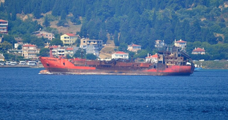 Yangında zarar gören gemi Çanakkale Boğazı’ndan geçirildi