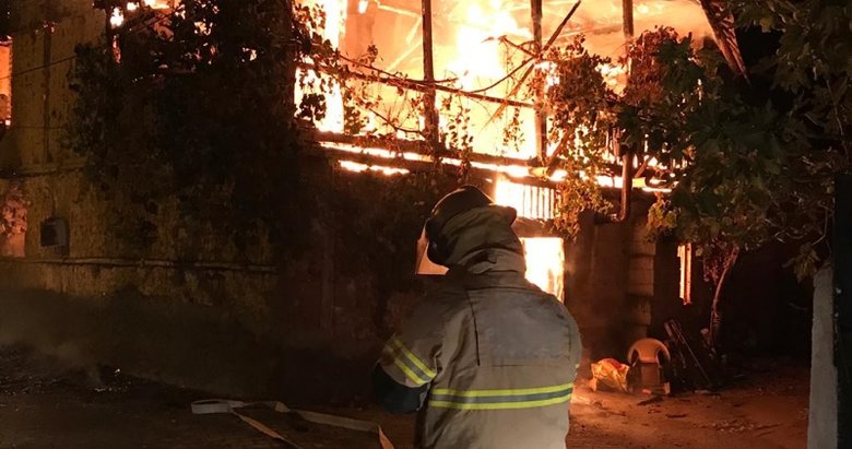 İzmir’de çıkan yangında bir ev kullanılamaz hale geldi