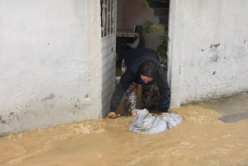 İzmir’i yine sel vurdu! Ev ve iş yerlerini su bastı! İşte o görüntüler...