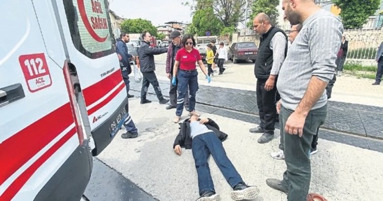 Tren gelirken raylara yığıldı