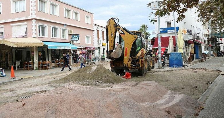 Foça’nın kara taşına Büyükşehir tarafından kepçe vurulması ilçeyi ikiye böldü