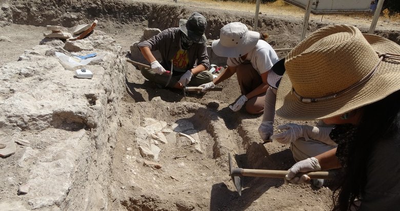 Apollon Smintheus Tapınağı’nda 1700 yıllık mezar bulundu