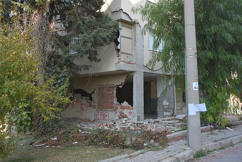 Depremin yıkıma neden olduğu bölgede sessizlik hakim