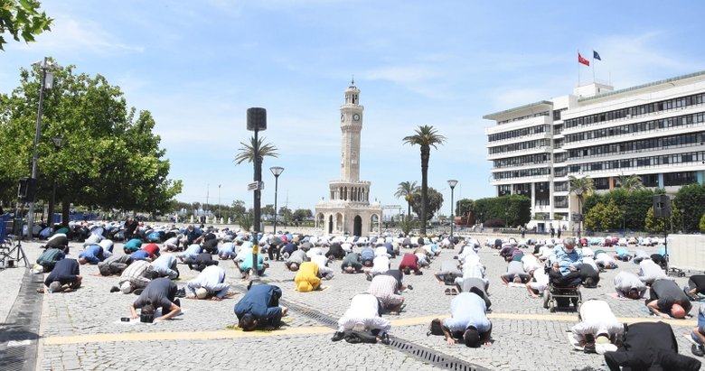İzmir Konak Meydanı’ndaki cuma namazına vatandaşlar akın etti