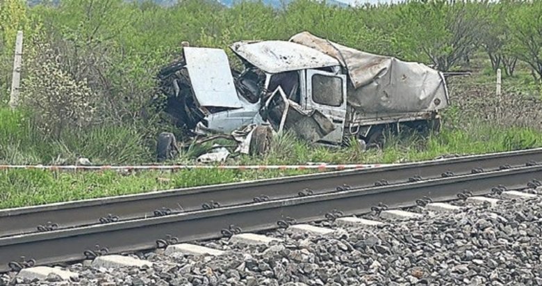 Tren, hemzemin geçitte kamyonete çarptı: 1 ölü