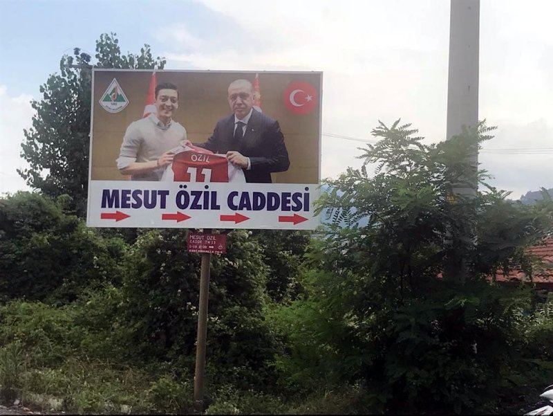 Mesut Özil’in memleketi Devrek’teki o tabela değiştirildi!