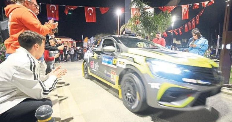 Ralli araçları Bodrum sokaklarında tur attı