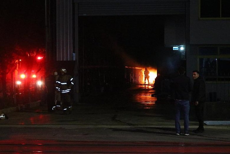 İzmir’de alevler iki fabrikayı sardı! Dumandan göz gözü görmedi