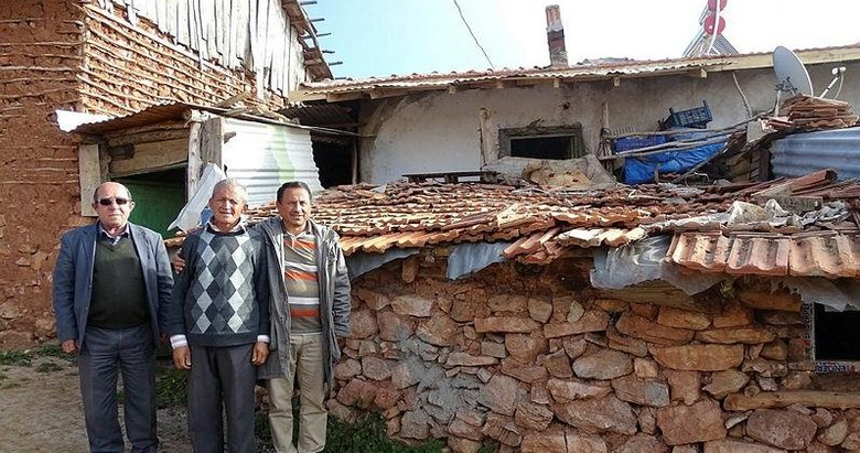 İzini 37 yıl sonra buldukları asker arkadaşlarının harabe evini onarıyorlar