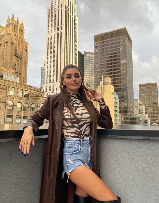 Hande Erçel yeni tarzıyla dikkat çekti