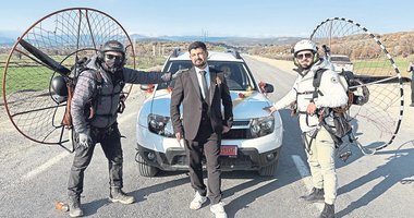 Manisa’da gelin arabasına paramotor sürprizi