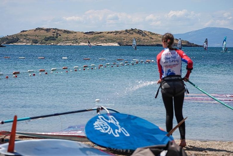 Rüzgarın evi Foça sörf tutkunlarını bekliyor! Su sporlarında önemli bir merkeze dönüşüyor