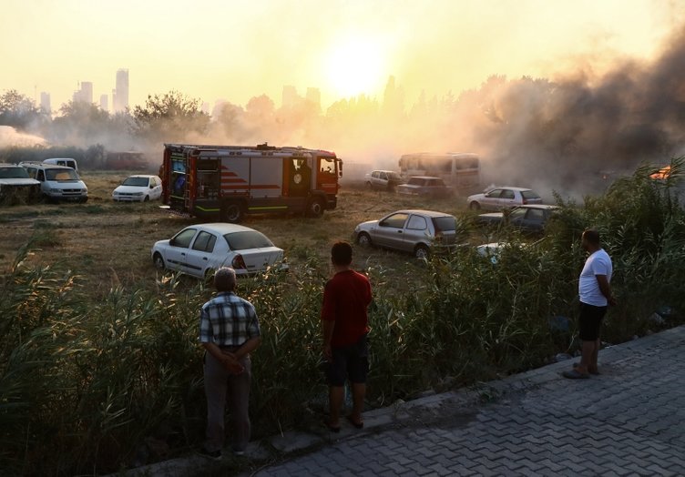 İzmir Bornova’da çıkan yangın, Yediemin Otoparkı’ndaki araçlara sıçradı