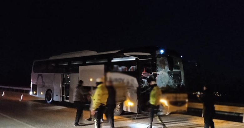 Afyon’da feci kaza! Otobüs tıra çarptı: 6 yaralı