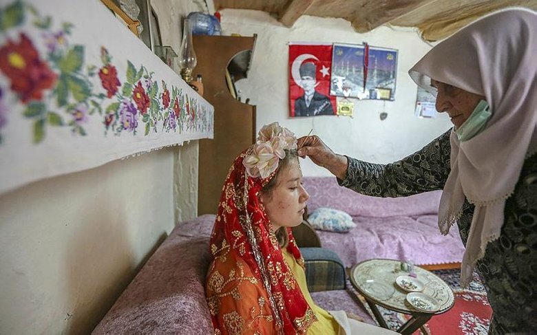 Yüz yazma geleneğinin Karaburun’daki son temsilcisi eski düğünleri özlüyor