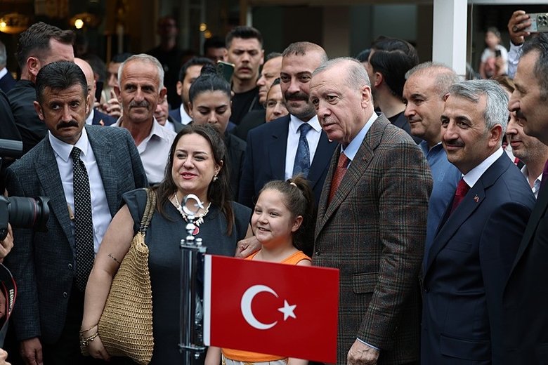 baskan-erdogan-bir-kafede-vatandaslarla-sohbet-etti-1781284623971.jpeg