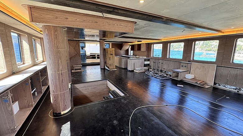 Bodrum’da 7 yılda tamamlanan 50 metrelik yelkenli denize indirildi