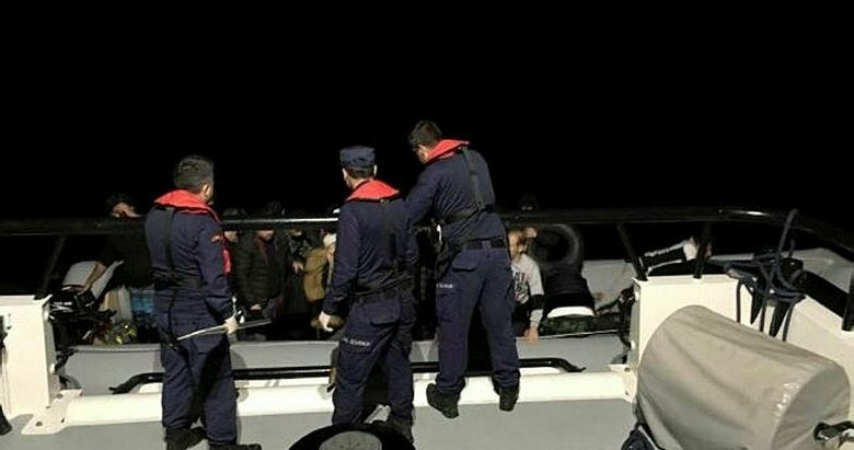 İzmir Çeşme açıklarında 68 kaçak göçmen yakalandı
