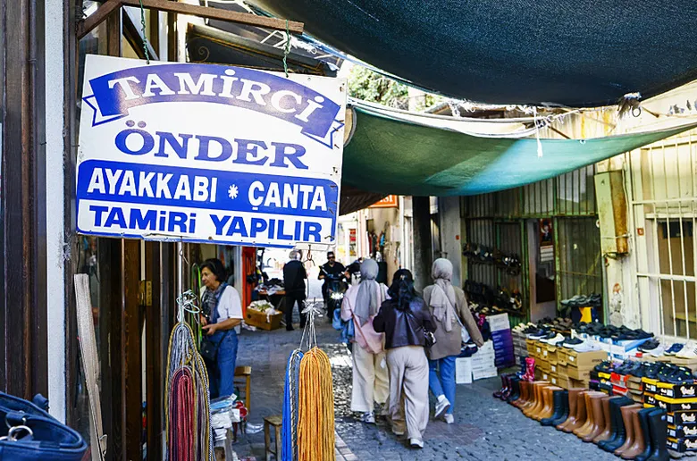 izmirde-zamana-direnen-meslek-cirak-yok-fabrika-cok-zamana-meydan-okuyorlar-1791285556923.png