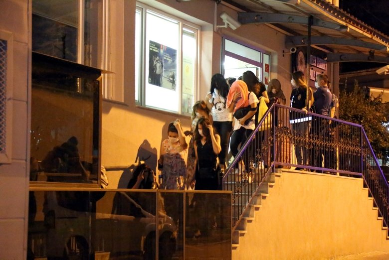 Muğla ve İzmir'de fuhuş operasyonu: 19 kişi yakalandı