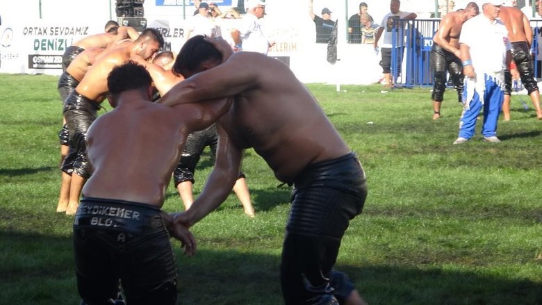 Denizli’de yağlı güreş heyecanı! 500 pehlivan er meydanında!