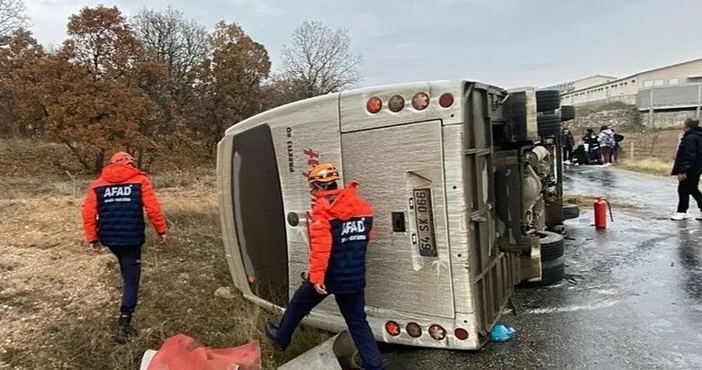 Uşak’ta yolcu taşıyan midibüs yan yattı: 5 yaralı