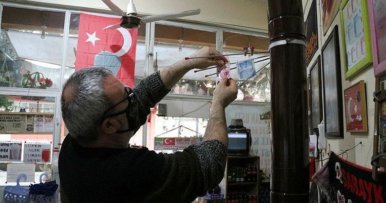 Paraları dezenfektanla yıkayıp, sobada kurutuyor