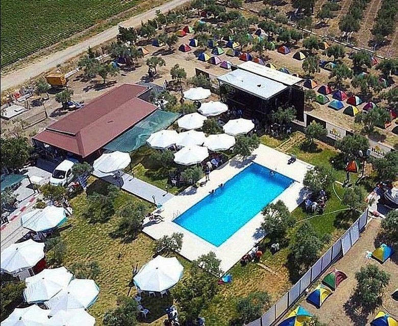 Hüsnü Şenlendirici, İzmir’deki çiftliğinde köy hayatı yaşıyor