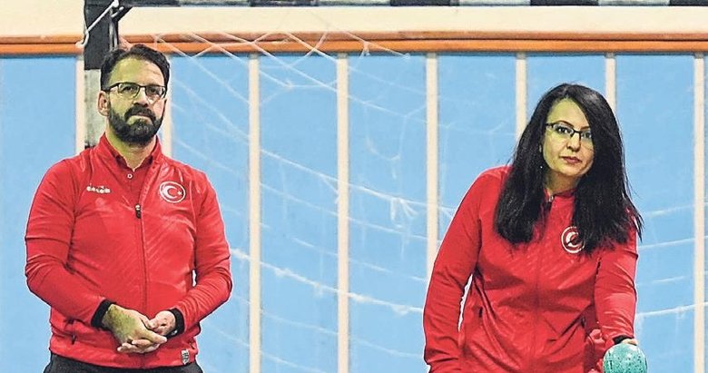 Tesis sorunu yüzünden halı serip çalışıyorlar