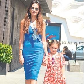 Kızları için sık sık bir araya geliyorlar