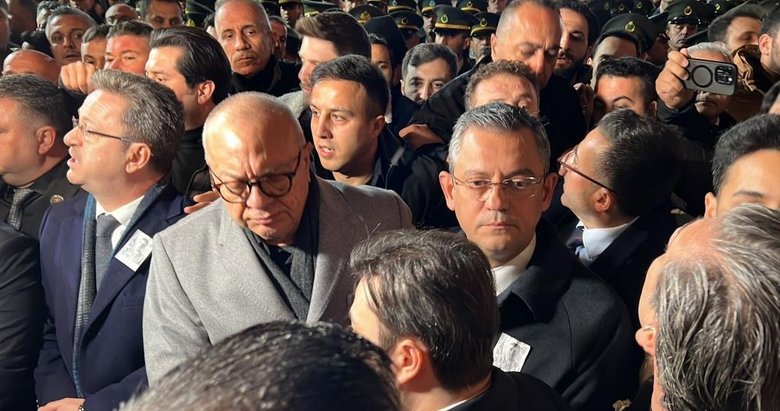 Manisa’daki şehit cenazesinde Özgür Özel’e tepki! Özgür dışarı sloganları attılar