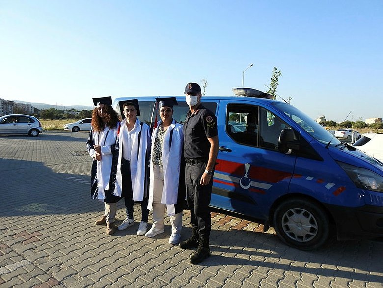 Mezuniyet törenine jandarma ekip otosuyla gelen öğrenciler herkesi şaşkına çevirdi