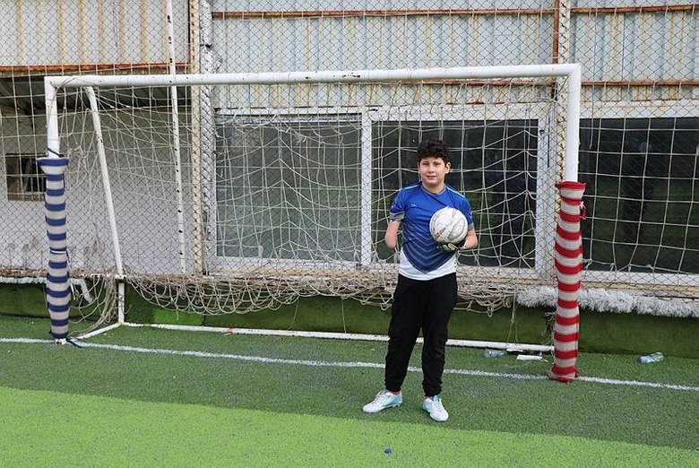 Engeline aldırmadan kaleciliği seçti! Muslera hayranı minik kaleci