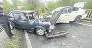 Otomobiller kafa kafaya çarpıştı