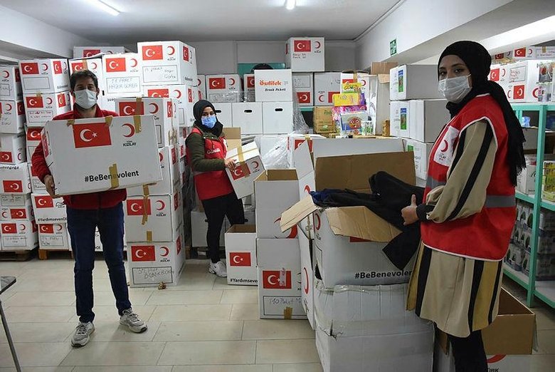 Yabancı gönüllüler, depremzedeler için seferber oldu