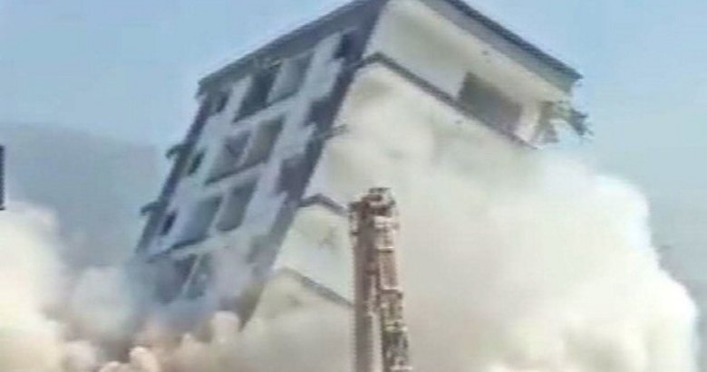 İzmir’de korku dolu anlar: 10 katlı bina böyle yerle bir oldu