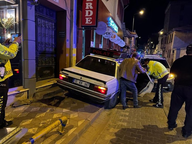 Balıkesir’de ilginç olay! Yaralıları hastaneye götürürken kandan etkilenerek fenalaştı, kendisi de kaza yaptı