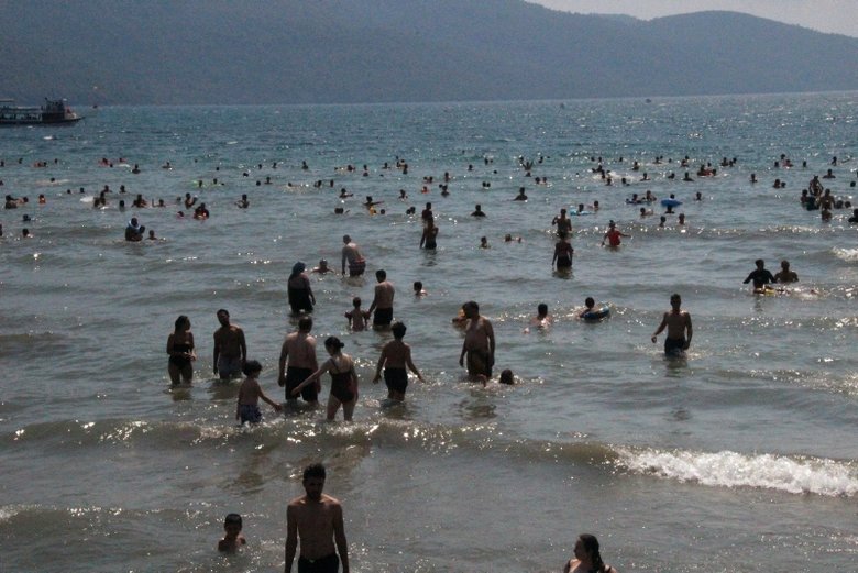 ’Sakin Kent’ Akyaka en yoğun günlerini yaşıyor! Denizde yüzecek yer kalmayınca Azmak’ta yüzdüler