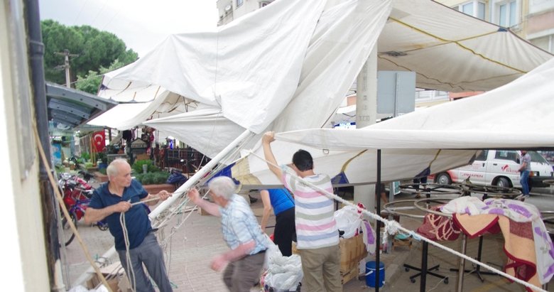 İzmir’deki şiddetli rüzgar pazar tezgahlarını yıktı