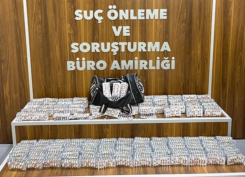İzmir’de dev operasyon: 9 bin uyuşturucu hap ele geçirildi