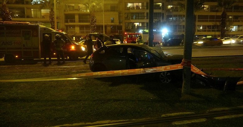 Karşıyaka’da korkunç kaza! Kontrolden çıkan otomobil tramvay hattına girdi; 4 yaralı