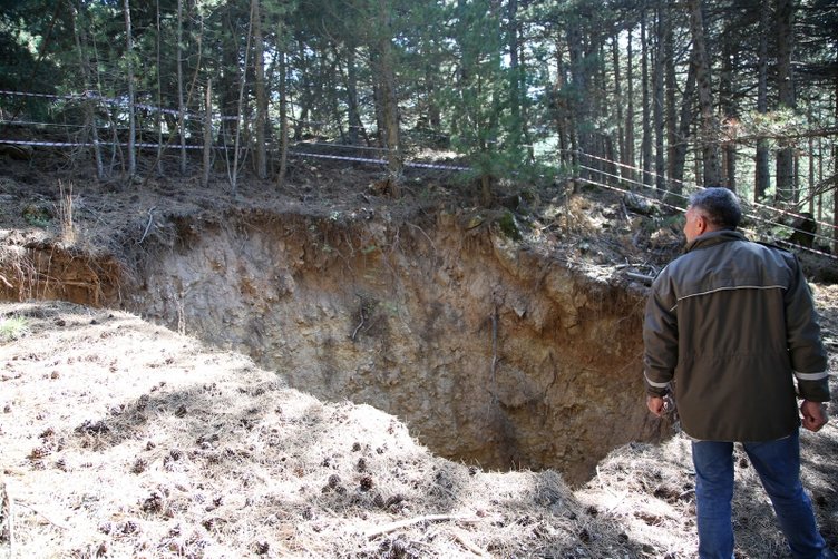 Manisa’da Spil Dağı’ndaki bu görüntü korkutmuştu! Vatandaşlar uyarıldı! Obruk araştırılıyor