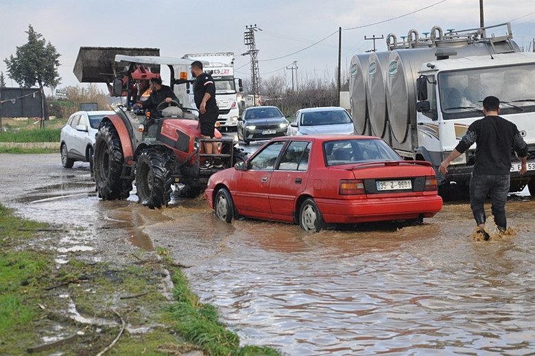 İzmir Ödemiş ilçesinde kuvvetli sağanak başladı: Araçlar suda kaldı