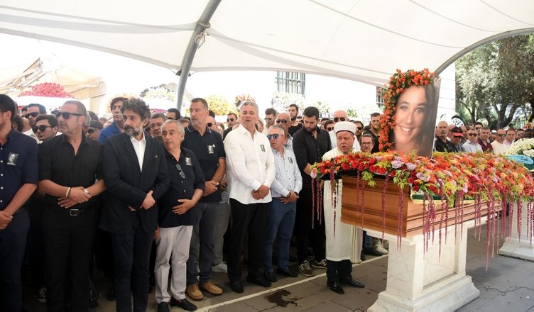 İzmir’i yasa boğmuştu! Genç yaşta ölen Derin Erpulat gözyaşlarıyla uğurlandı