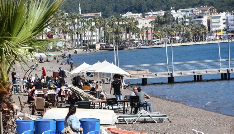 Marmaris’te mart güneşi keyfi! Herkes sahillere akın etti...