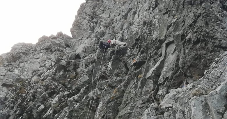 Kayalıklarda mahsur kalan keçiler, halatlarla kurtarıldı
