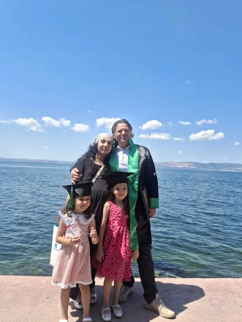 izmirde-denizcilik-aski-sinir-tanimadi-43-yasinda-gelen-diploma-herkese-ornek-oldu-1783195990546.jpeg