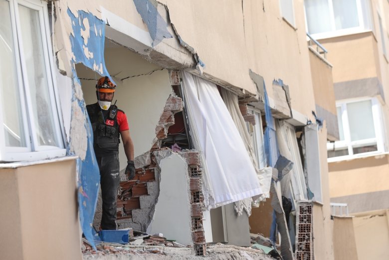 Izmir De Yikilan Binalarla Ilgili Ortaya Cikan Gercek Disi Makyajli Ici Curuk Binalar Oldurdu Izmir Haberleri